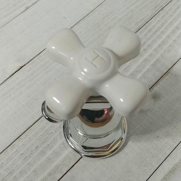 Vintage AVON Just A Twist Faucet Tap Silver and White Cologne Perfume Bottle - Picture 2 of 4